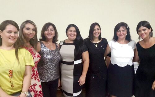 ***Janara, Vera, eu, Risalba, Raquel, T&acirc;nia e Alessandra (primeira dama de Coxim) em pose especial para esta coluna durante a cerim&ocirc;nia de posse do novo comandante do 47&ordm; BI Alexandre Cavalcanti Guimar&atilde;es na &uacute;ltima sexta-feira. Raquel &eacute; esposa do novo