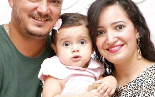***Parab&eacute;ns para Aline Mota que amanh&atilde; completa mais um ano de vida. Na foto ao lado do esposo Jovelino e da herdeira Isis. 