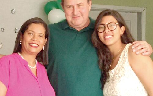 ***Felicidades ao empres&aacute;rio Renato Dresh que ontem (12) completou mais um anivers&aacute;rio. Na foto ao lado da esposa Neiva e da filha Estella.
