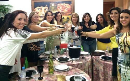 ***N&atilde;o poderia deixar de registrar o momento t&atilde;o especial durante o encontro da primeira Confraria do Vinho de 2015 que aconteceu na resid&ecirc;ncia do casal Olavo e Ana L&uacute;cia Perez no &uacute;ltimo s&aacute;bado. Parab&eacute;ns aos anfitri&otilde;es! 