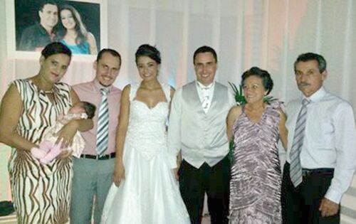 Momentos de muita emo&ccedil;&atilde;o marcaram o casamento de Weverton Cezar Vaneli e Elaine dos Santos Rezende celebrado no &uacute;ltimo s&aacute;bado (21) na Igreja S&atilde;o Francisco das Chagas em Coxim. Em uma cerim&ocirc;nia emocionante celebrada pelo padre Andr&eacute; Nogueira, o casal troc