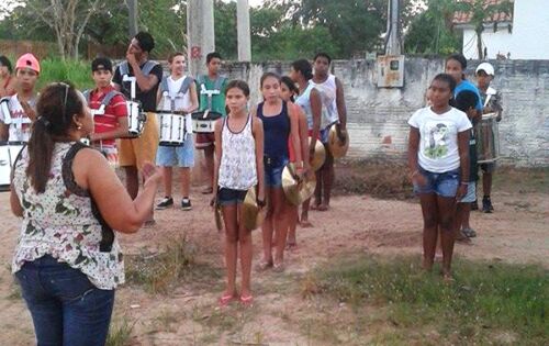 ****Gostaria de aplaudir a atitude da nossa grande amiga, vereadora da nossa querida Coxim, Lucia da AAVC em resgatar a musicalidade, atrav&eacute;s da Fanfarra da AAVC. Muito mais do que trabalhar a musicalidade, a fanfarra ter&aacute; um papel importante no processo 