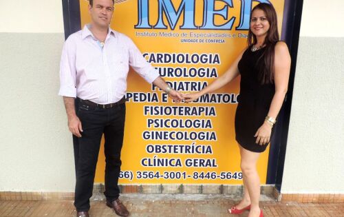 ***Ao lado de sua esposa Luzia, o m&eacute;dico dr. Rodrigo Tannus recentemente inaugurou uma nova cl&iacute;nica Imed (Instituto M&eacute;dico de Especialidade e Diagn&oacute;stico) em Confresa no Mato Grosso. Como sempre al&ccedil;ando v&ocirc;os altos. Sucesso!!