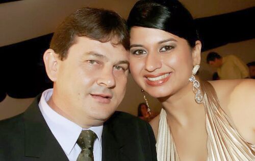 ***Felicidades para o advogado Miron Coelho Vilela que amanh&atilde; (18) comemora seu anivers&aacute;rio. Na foto ao lado da esposa Silvana.