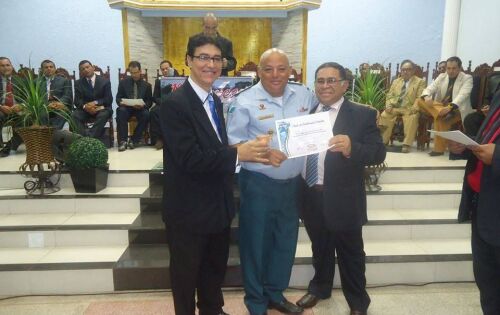 Pastor Edson de Oliveira, Ten. Cel. Ad&atilde;o Rosa e Pastor Espedito Coelho: O tenente coronel Ad&atilde;o Rosa, atual comandante do 5&deg; BPM de Coxim, recebeu no &uacute;ltimo domingo (03), o T&iacute;tulo de Colaborador Em&eacute;rito dos Membros da Igreja Assembleia de Deus em Coxim.