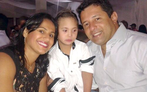 ***Tempo de festa! Fabiana Cassimiro comemorou seu niver ontem (07) e o pequeno Leonardo soprar&aacute; velinhas na segunda (11). Na foto ao lado dos aniversariantes, o patriarca Wilson.