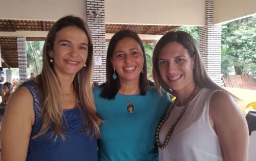 ***A professora Cida Gomes, a nutricionista Raquel Guimar&atilde;es e a jornalista Ana Fl&aacute;via Dorsa posando em grande estilo durante o almo&ccedil;o do Dia das M&atilde;es do 47&deg;BI realizado no domingo na &aacute;rea de lazer. O evento contou com belo almo&ccedil;o, lembran&ccedil;as especiais e 