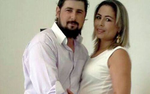 ***Ontem (20), a cabeleireira Simone Viturino M&uuml;ller, recebeu muitos abra&ccedil;os pela passagem de seu anivers&aacute;rio e este colunista registra com alegria a grande data. Parab&eacute;ns e muitas felicidades. Na foto Simone posa ao lado do marido Carlos Victor M&uuml;ller.