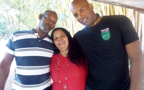 ** Parab&eacute;ns para Lindalva que aparece na foto ladeada pelo marido Osmar e do filho Manoel (Restaurante Cabana do Osmar) pelo seu anivers&aacute;rio ontem. Felicidades!!!