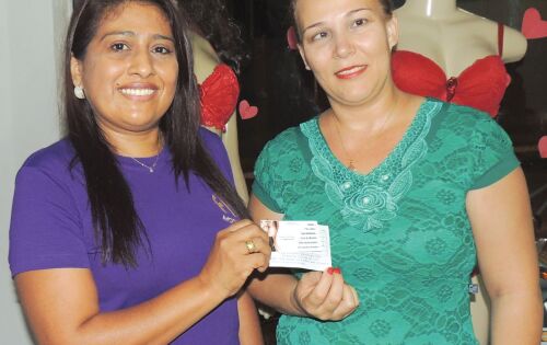 ***Empres&aacute;ria Maria Cristina durante entrega do pr&ecirc;mio da promo&ccedil;&atilde;o do Dia dos Namorados na Fiel Confec&ccedil;&otilde;es. A ganhadora foi Eliz&acirc;ngela M. Souza. Parab&eacute;ns!!!