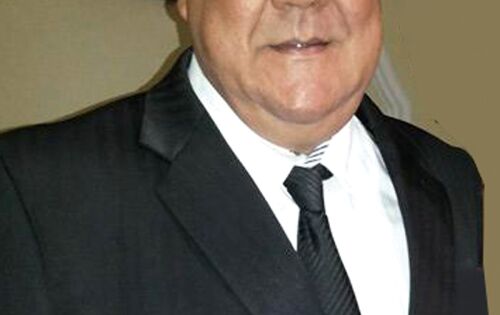 *** O empres&aacute;rio Jo&atilde;o Bosco Homem de Carvalho (Jo&atilde;o do Gelo), comemora hoje seu anivers&aacute;rio. Como todos sabem, ele &eacute; pai do cantor universit&aacute;rio, Jo&atilde;o Bosco que faz dupla com Vin&iacute;cius. Nossos votos de muito sucesso, paz e sa&uacute;de. Parab&eacute;ns!
