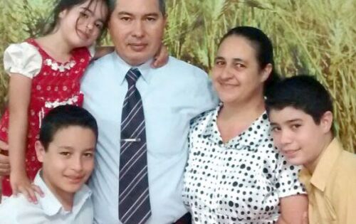 ***Pastor Claudio Souza diretor da FM Pantaneira, comemora amanh&atilde; mais um ano de vida ao lado da sua esposa e filhos. A equipe da FM Pantaneira e da Igreja A Voz do S&eacute;timo Anjo lhe desejam os parab&eacute;ns.