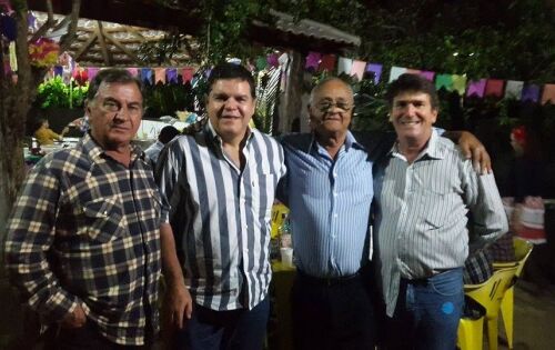 * ** Vereador de Campo Grande Paulo Pedra tamb&eacute;m esteve presente em companhia do amigo de longas datas Rubens Dantas, ladeados pelos amigos Ernesto e o anfitri&atilde;o. 