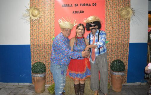 ***O 5&deg; Batalh&atilde;o da Pol&iacute;cia Militar de Coxim realizou um grande festa junina com a fam&iacute;lia da pol&iacute;cia e amigos. O evento foi &agrave; car&aacute;ter, teve sorteio de brindes, comidas t&iacute;picas e muita m&uacute;sica. Na foto o coronel Ad&atilde;o, sua esposa Cida e o sub tenete Santo