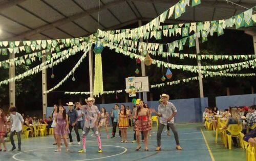Arraial do Viriato ***Est&aacute; aberta a temporada das "Festas Julinas" e a Escola Estadual Viriato Bandeira prepara o seu "Arrai&aacute; du Viriato", que ser&aacute; realizado amanh&atilde; (10), na sede da institui&ccedil;&atilde;o. O evento ter&aacute; &agrave;s 19h e contar&aacute; com decora&ccedil;&atilde;o especial, comid