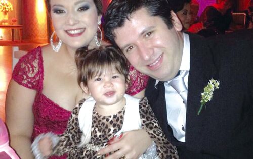 ***Hoje quem comemora seu primeiro aninho de vida &eacute; a pequena Sophie Louise. Na foto ao lado dos pais Dr. Emerson (COP) e J&eacute;ssica Fernanda. Parab&eacute;ns!!!