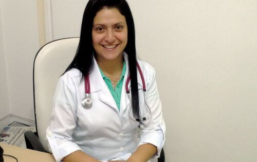 ****A veterin&aacute;ria Gizeli Cavalhieri chegou a Coxim trazendo uma &oacute;tima bagagem para atender nossos queridinhos de quatro patas. Ela &eacute; especialista em reabilita&ccedil;&atilde;o de animais dom&eacute;sticos e ainda primeiros socorros de animais silvestres e recupera&ccedil;&atilde;o de anima