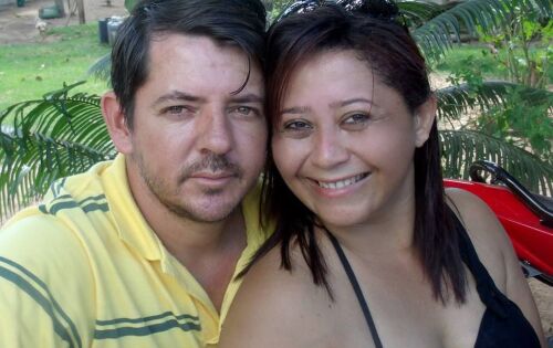 ***Na foto, um flagrante do estimado casal Genivaldo Freitas e Luciene Gama. Com o passar dos 17 anos juntos, afirmam que o tempo fortaleceu ainda mais o amor e o respeito m&uacute;tuo. Parab&eacute;ns para o Genivaldo que hoje comemora seu anivers&aacute;rio e tamb&eacute;m brinda 