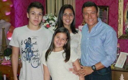 No &uacute;ltimo domingo a jovem Helena comemorou seu anivers&aacute;rio na &Aacute;rea de Lazer do 47&ordm; BI. Na foto ao lado dos pais Coronel Guimar&atilde;es e Raquel, e do irm&atilde;o Heitor.