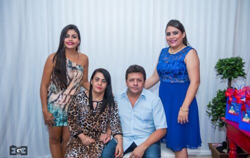 Vanda L&uacute;cia Santos est&aacute; de anivers&aacute;rio hoje. Na foto ao lado de seu esposo Air e das filhas Patr&iacute;cia e Ana Paula. Felicidades!!