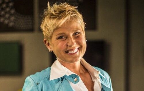 Est&aacute; previsto para hoje o desembarque da Xuxa em Cuiab&aacute;. A apresentadora visita a cidade para a inaugura&ccedil;&atilde;o da cl&iacute;nica de depila&ccedil;&atilde;o Espa&ccedil;olaser, no shopping V&aacute;rzea Grande. S&oacute;cia da franquia, a eterna Rainha dos Baixinhos assina embaixo da cl&iacute;nica que j&aacute;