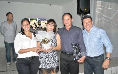 Coronel Cl&aacute;udio Santana foi homenageado no &uacute;ltimo s&aacute;bado pelo Comandante Guimar&atilde;es do 47&ordm; BI. Na foto Dr&ordf; Vera Helena e o casal, Raquel e Alexandre Cavalcante Guimar&atilde;es.