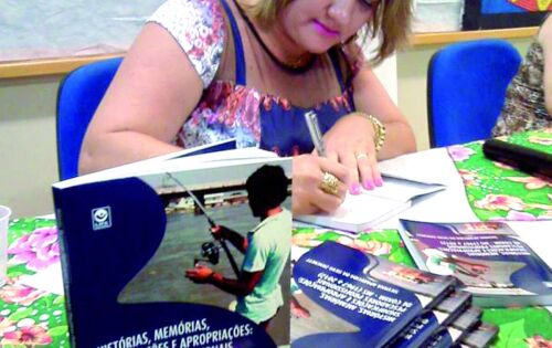 A professora Silvana Aparecida da Silva Zanchett, da UFMS, lan&ccedil;a amanh&atilde; (26) o livro &ldquo;Hist&oacute;rias, Mem&oacute;rias, Significados e Apropria&ccedil;&otilde;es: Pescadores Profissionais de Coxim&rdquo;. A obra &eacute; resultado de pesquisas realizadas pela docente e traz uma an&aacute;lise dos sig
