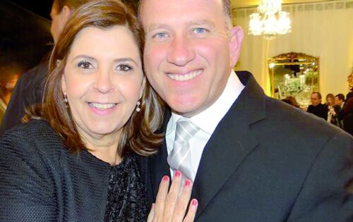 Parab&eacute;ns para M&aacute;rcio Pratavieira que hoje completa mais um ano de vida. Na foto ao lado da esposa Jane. Desejamos muitas felcidades!!!