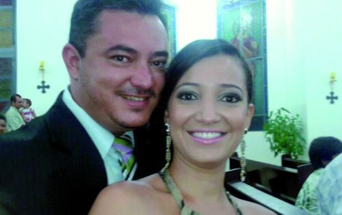 Antecipamos nossos parab&eacute;ns para Jovelino Teodoro que estar&aacute; completando mais um ano de vida no domingo (27). Na foto ao lado da esposa Aline. Parab&eacute;ns!!!