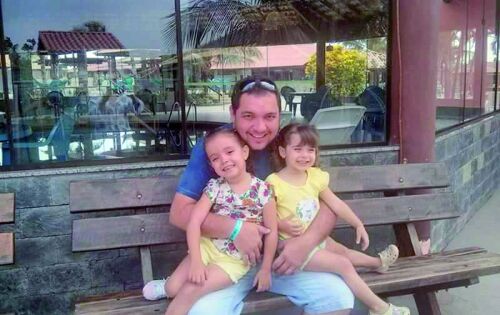 Parab&eacute;ns para o empres&aacute;rio Fernando Caprara (Dinapoli Pizzaria) e sua filha Mariana (ao seu lado esquerdo) que comemoram mais um ano de vida neste s&aacute;bado (26). Na foto tamb&eacute;m a pequena Julia (filha). Felicidades!!!