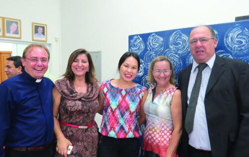 Padre Micael, eu, Cl&aacute;udia, Mariuza e Cl&aacute;udio Pesso