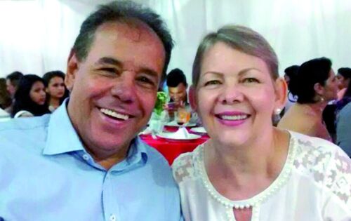 Felicidades para Silvia Lima que ontem comemorou seu anivers&aacute;rio. Na foto ao lado do esposo professor Bira. Parab&eacute;ns!!!