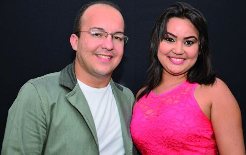 Nossos parab&eacute;ns ao Tiago de Paula, chefe de gabinete do prefeito de Coxim Aluizio S&atilde;o Jos&eacute;. Hoje ele completa mais um ano de vida. Nossos votos de felicidades. Na foto ao lado da esposa Marilia.