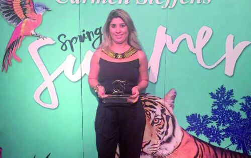 Geisse Garcia, propriet&aacute;ria da franquia Carmen Steffens de Coxim MS, durante a premia&ccedil;&atilde;o &ldquo;Melhores do Ano&rdquo;, realizada na matriz da empresa em Franca SP. A empres&aacute;ria de Coxim ficou em nono lugar de melhor franquiada da rede e em primeiro lugar na Regi&atilde;o C