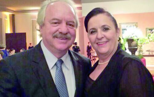 O parab&eacute;ns de hoje vai para o ex prefeito de Coxim Moacir Kohl. na foto ao lado da grande parceira Roseli Kohl.