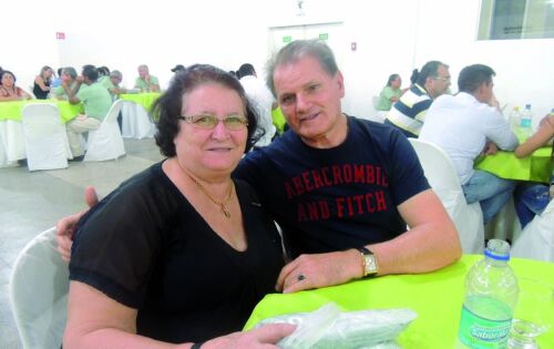 Felicidades ao Ant&ocirc;nio Lorenzi Sobrinho (Hotel Neves) que comemora seu anivers&aacute;rio no domingo (01/05). Na foto ao lado da esposa Gelma.