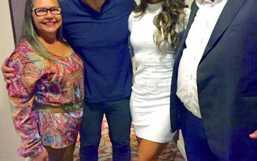 Os pais Jo&atilde;o Bosco e Leusbeth, e Amanda em S&atilde;o Paulo especialmente para acompanhar de pertinho a grava&ccedil;&atilde;o do DVD da dupla Jo&atilde;o Bosco & Vinicius. Mais um momento importante para essa dupla que muito orgulha Coxim. Parab&eacute;ns Jo&atilde;o Bosco, parab&eacute;ns Vinicius.