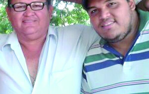 Aniversariando hoje o democrata Edson da Silva. Na foto ao lado do filho Hemerson. Desejamos votos de muita paz e sucessso. Felicidades!!!
