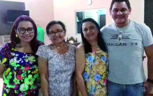 Parab&eacute;ns para Zenaide Neves que comemorou seu anivers&aacute;rio na &uacute;ltima segunda-feira (08). Na foto ladeada pelos filhos: Luzia, Beth e Alcides. Desejamos muita paz, sa&uacute;de e felicidade!
