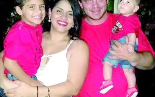 Felicidades para Flavianny Zanin que hoje completa mais um ano de vida. Na foto ao lado dos filhos Pietro e Gabriel e do esposo Rog&eacute;rio (Suprifor). Parab&eacute;ns!!!