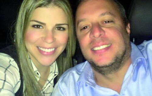 Felicidades para Dr&ordf; Emilene Pasqualotto (GOU) que no domingo estar&aacute; completando mais um ano de vida. Na foto ao lado do esposo Bruno.