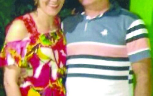 Aniversariando amanh&atilde; L&uacute;cia (Frutaria Araguaia) Na foto ao lado do namorado Jos&eacute;. Felicidades!!!