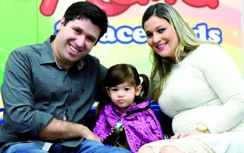 Parab&eacute;ns para J&eacute;ssica Fernanda que amanh&atilde; completa mais um ano de vida. Na foto ao lado do esposo Dr Emerson e da filha, a pequena Sophie.