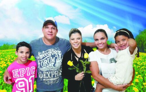 Na foto o promoter Ad&atilde;o Rodrigo ladeado dos filhos Jo&atilde;o Rodrigo e Maria Fernanda, da esposa Dayane Mota e da cantora Paula Mattos. Ele que ontem (22), comemorou mais um ano de vida. Desejamos muitas felicidades. Parab&eacute;ns!!!