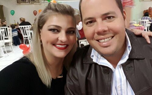 Parabenizamos com grande admira&ccedil;&atilde;o a ilustre primeira-dama de Sonora, Calinca Lazarotto que hoje est&aacute; recebendo parab&eacute;ns pela passagem do seu anivers&aacute;rio. Na foto ao lado do esposo o prefeito Yuri Valeis. Desejamos muita sa&uacute;de, paz e prosperidade! Feliz a
