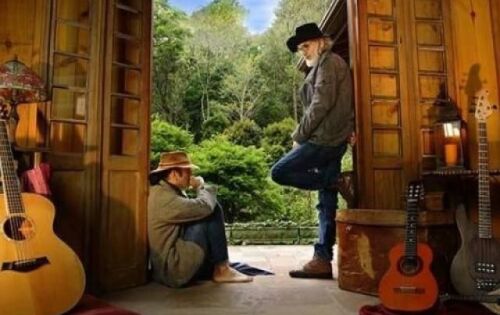 O &aacute;lbum &ldquo;Ar&rdquo; de Almir Sater e Renato Teixeira conquistou o pr&ecirc;mio de &ldquo;Melhor &aacute;lbum de m&uacute;sica de ra&iacute;zes brasileiras&rdquo; na 17&ordf; edi&ccedil;&atilde;o do Grammy Latino, evento realizado na quinta-feira (17) em Las Vegas (EUA), na T-Mobile Arena. Sater e Teixeira concorreram c