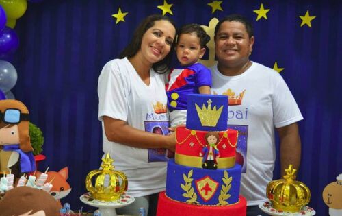 O pequeno Arthur Gabriel Alves, comemorou seu primeiro aninho no &uacute;ltimo dia 10 e ganhou uma linda festa dos pais Indiamara e F&aacute;bio Alves para celebrar com a fam&iacute;lia e amigos esta data especial. Com o tema Pequeno Pr&iacute;ncipe, o espa&ccedil;o estava simplesmente, en