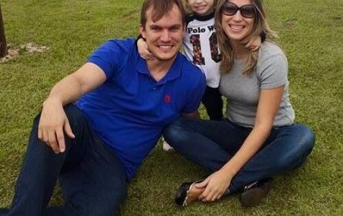Em nome do Dr. Victor Hugo cumprimento todos os cirurgi&otilde;es Buco-Maxilo Facial comemorado ontem (13). Na foto Vitctor ao lado da filha Ana Luiza e a jornalista Ana Fl&aacute;via Dorsa.Parab&eacute;ns!