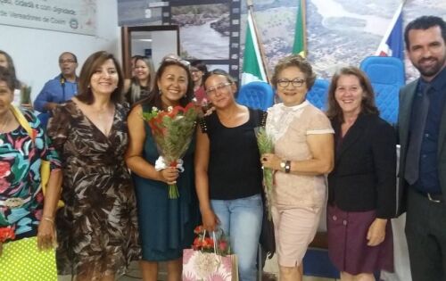 Marcada por momentos de reflex&atilde;o e muita emo&ccedil;&atilde;o, a C&acirc;mara Municipal de Coxim realizou na noite da &uacute;ltima ter&ccedil;a-feira (7) uma sess&atilde;o solene alusiva ao Dia Internacional da Mulher. Cada um dos treze Vereadores indicou uma Mulher para receber a homenagem em 