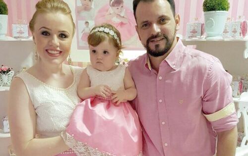 Aniversariando hoje o veterin&aacute;rio Ant&ocirc;nio Carlos Junior conhecido carinhosamente por Tunico (Ceres Produtos Agropecu&aacute;rio). Na foto com a flha Maria Tereza e a esposa Nane. Nossos parab&eacute;ns!!